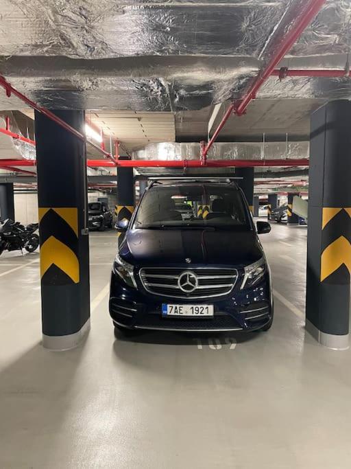 Apartment Karel With Garage Parking Praga Exterior foto